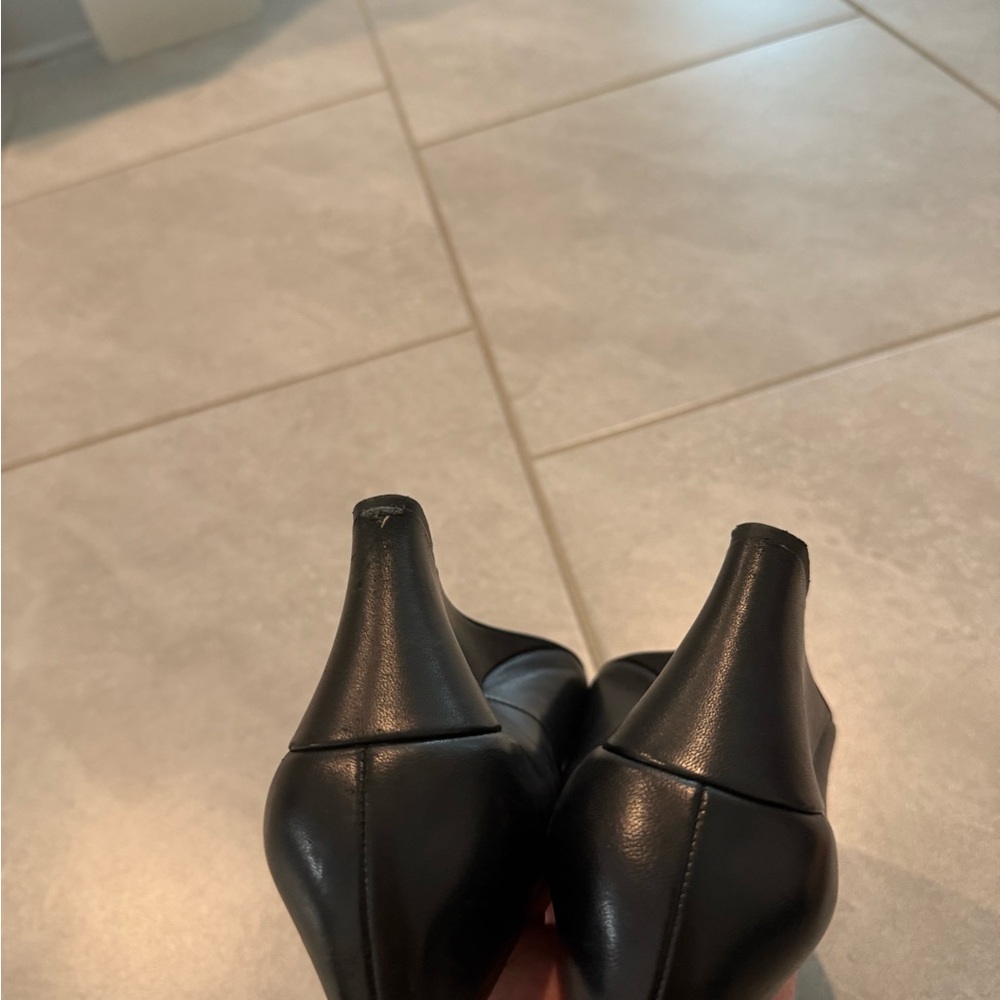 Tory Burch Black Heels with Gold Logo - Picture 4 of 10
